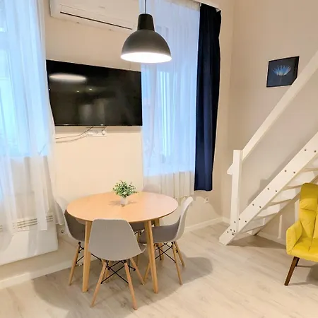 Apartment Cute Little In Downtown